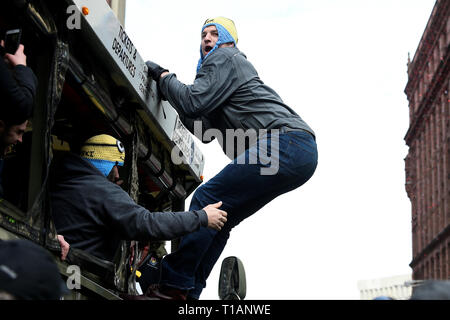 Boston, Massachusetts, USA. 4. Feb 2015. New England Patriots festes Ende Rob Gronkowski (87) feiert während einer Parade in Boston der Sieg der Mannschaft über die Seattle Seahawks in Super Bowl XLIX zu feiern. Eric Canha/CSM/Alamy leben Nachrichten Stockfoto