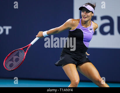 Miami Gardens, Florida, USA. 24 Mär, 2019. Tatjana Maria, von Deutschland, in Aktion gegen Sloane Stephens, der Vereinigten Staaten, während eine dritte Runde am2019 Miami geöffneten dargestellt von itaú Professional Tennis Turnier, an dem Hardrock Stadion in Miami Gardens, Florida, USA gespielt. Mario Houben/CSM/Alamy leben Nachrichten Stockfoto