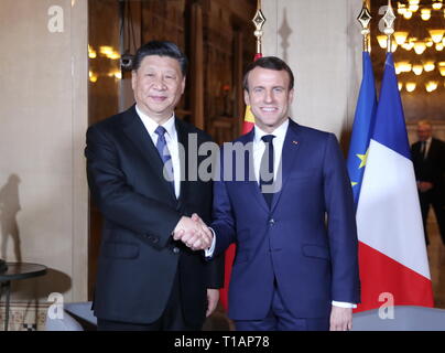 Schön. 24 Mär, 2019. Der chinesische Präsident Xi Jinping (L) trifft sich mit der französische Präsident Emmanuel Längestrich in der südfranzösischen Stadt Nizza am 24. März 2019. Credit: Ju Peng-/Xinhua/Alamy leben Nachrichten Stockfoto