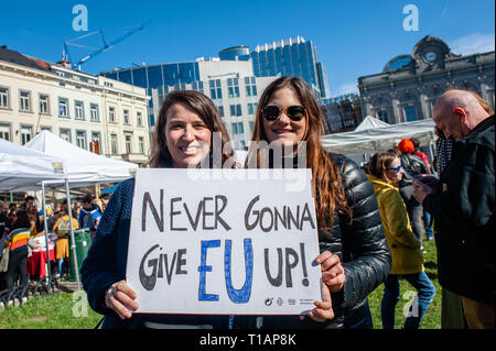 Zwei Frauen sind ein Plakat gesehen, dass sagt niemals EU während des Protestes geben. Einen Tag vor dem Jahrestag der Gründung des Vertrags über die Europäische Union, der Bürger und der Organisationen der Zivilgesellschaft nahm die Straßen von Brüssel, zwei Monate vor den Europawahlen zu machen. Im März wurde von Plattform gemeinsam organisiert, eine Initiative, die von einer Allianz von progressiven politischen Gruppen aus ganz Europa ins Leben gerufen. Sie stehen für Solidarität, Demokratie, Frieden und gegen die eigentliche Gefahr für ihre zentralen europäischen Werte. Stockfoto