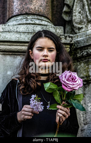 März 24, 2019 - righton, Großbritannien, 24. März 2019. Die demonstranten März durch das Zentrum der Stadt Brighton Holding einen Trauerzug für das Leben auf der Erde. Die Veranstaltung wurde von der Brighton Zweig des Aussterbens Rebellion, die eine nationale Bewegung, die Bekämpfung des Klimawandels und der Sensibilisierung für das Artensterben aus dem Anstieg der Temperatur der Erde organisiert. Die Gruppe ist der Ansicht, dass der Klimawandel eine noch nie da gewesene globale Not, die angegangen werden müssen, bevor es zu spät wird. Ein Sarg wurde während der Prozession zur Erinnerung an die tödlichen Auswirkungen des Klimawandels auf die wi durchgeführt Stockfoto