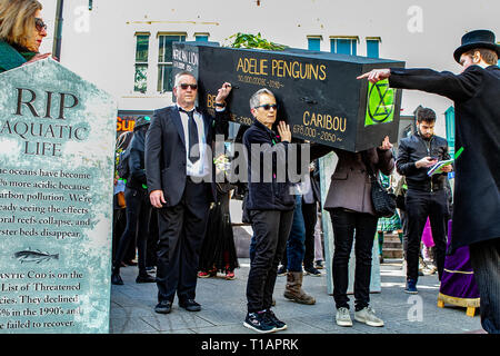 März 24, 2019 - righton, Großbritannien, 24. März 2019. Die demonstranten März durch das Zentrum der Stadt Brighton Holding einen Trauerzug für das Leben auf der Erde. Die Veranstaltung wurde von der Brighton Zweig des Aussterbens Rebellion, die eine nationale Bewegung, die Bekämpfung des Klimawandels und der Sensibilisierung für das Artensterben aus dem Anstieg der Temperatur der Erde organisiert. Die Gruppe ist der Ansicht, dass der Klimawandel eine noch nie da gewesene globale Not, die angegangen werden müssen, bevor es zu spät wird. Ein Sarg wurde während der Prozession zur Erinnerung an die tödlichen Auswirkungen des Klimawandels auf die wi durchgeführt Stockfoto