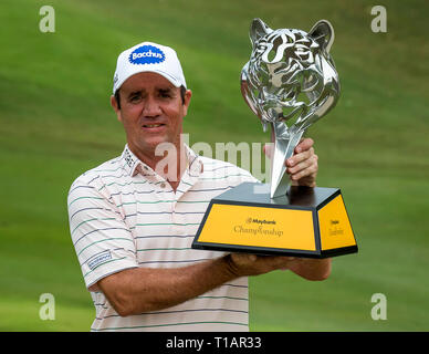 Kuala Lumpur, Malaysia. 24 Mär, 2019. Australier Scott Hend gewinnt die Maybank Meisterschaft Turnier in Kuala Lumpur, Malaysia. Scott Hend mit der Presse. Credit: Danny Chan/Alamy leben Nachrichten Stockfoto