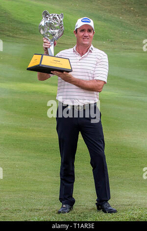 Kuala Lumpur, Malaysia. 24 Mär, 2019. Australier Scott Hend gewinnt die Maybank Meisterschaft Turnier in Kuala Lumpur, Malaysia. Scott Hend mit der Presse. Credit: Danny Chan/Alamy leben Nachrichten Stockfoto