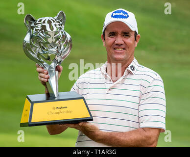 Kuala Lumpur, Malaysia. 24 Mär, 2019. Australier Scott Hend gewinnt die Maybank Meisterschaft Turnier in Kuala Lumpur, Malaysia. Scott Hend mit der Presse. Credit: Danny Chan/Alamy leben Nachrichten Stockfoto