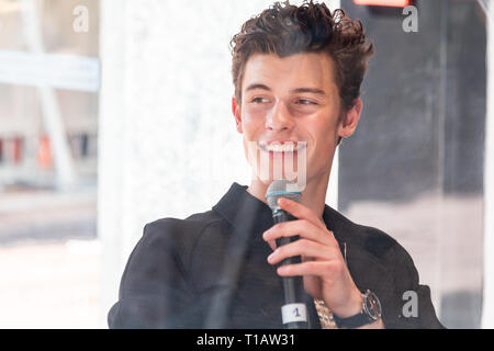 Mailand, Italien. 24 Mär, 2019. Kanadische Sänger Shawn Mendes trifft seinen Fans außerhalb Emporio Armani Stores in Mailand. Credit: Alessandro Bremec/Alamy leben Nachrichten Stockfoto