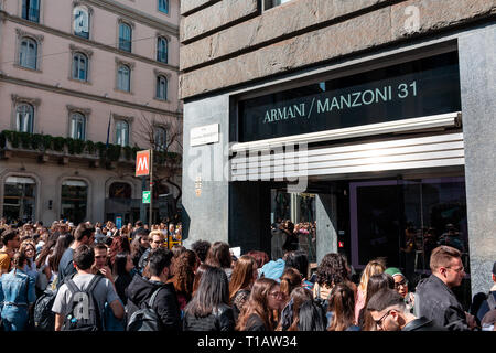 Mailand, Italien. 24 Mär, 2019. Kanadische Sänger Shawn Mendes trifft seinen Fans außerhalb Emporio Armani Stores in Mailand. Credit: Alessandro Bremec/Alamy leben Nachrichten Stockfoto