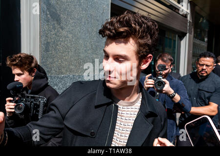 Mailand, Italien. 24 Mär, 2019. Kanadische Sänger Shawn Mendes trifft seinen Fans außerhalb Emporio Armani Stores in Mailand. Credit: Alessandro Bremec/Alamy leben Nachrichten Stockfoto