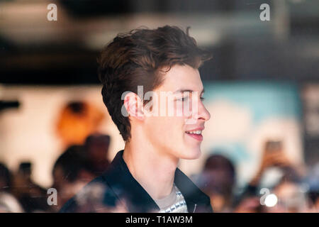 Mailand, Italien. 24 Mär, 2019. Kanadische Sänger Shawn Mendes trifft seinen Fans außerhalb Emporio Armani Stores in Mailand. Credit: Alessandro Bremec/Alamy leben Nachrichten Stockfoto