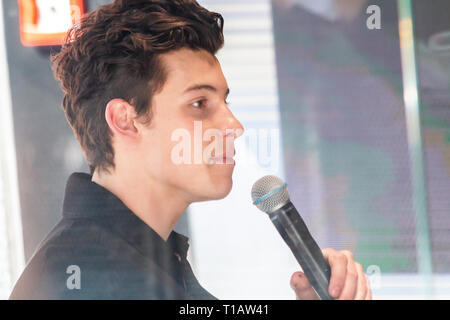 Mailand, Italien. 24 Mär, 2019. Kanadische Sänger Shawn Mendes trifft seinen Fans außerhalb Emporio Armani Stores in Mailand. Credit: Alessandro Bremec/Alamy leben Nachrichten Stockfoto