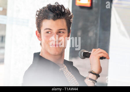 Mailand, Italien. 24 Mär, 2019. Kanadische Sänger Shawn Mendes trifft seinen Fans außerhalb Emporio Armani Stores in Mailand. Credit: Alessandro Bremec/Alamy leben Nachrichten Stockfoto