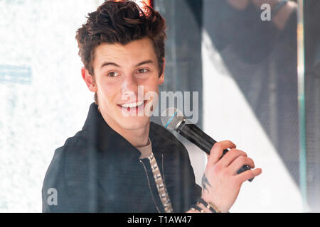 Mailand, Italien. 24 Mär, 2019. Kanadische Sänger Shawn Mendes trifft seinen Fans außerhalb Emporio Armani Stores in Mailand. Credit: Alessandro Bremec/Alamy leben Nachrichten Stockfoto