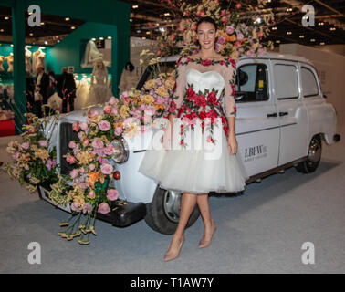 London, Großbritannien. 25 Mär, 2019. Louise Barton Modellierung designer Mooshkibridals bei LBFW, London Bridal Fashion Week 2019 Credit: Paul Quezada-Neiman/Alamy leben Nachrichten Stockfoto