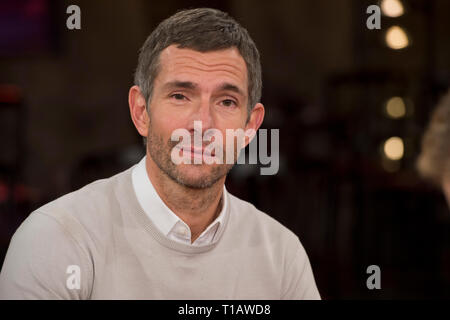 Köln, Deutschland. 22 Mär, 2019. Micky Beisenherz, Deutschland, Moderatorin, Porträt, Porträt, Porträt, 7/8-Einzelbild, einzigen Motiv, Moderator des Programms 'Kölner Treff' auf WDR TV, 22.03.2019. | Verwendung der weltweiten Kredit: dpa/Alamy leben Nachrichten Stockfoto