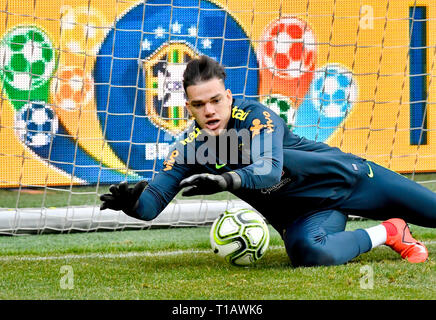 Brasilianische Fußballspieler EDERSON in Aktion während des Trainings vor dem Freundschaftsspiel Tschechien gegen Brasilien in Prag, Tschechische Republik, 24. März 2019. (CTK Photo/Vit Simanek) Stockfoto