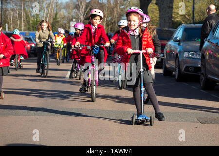 Twickenham, London, Großbritannien. März 2019. Kinder des Saint Richard Reynolds Catholic College (High School und Primary School) bei der nationalen Einführung Der Big Pedal Cycling Challenge durch Sustrans, um Kinder zum Fahrradfahren, Schrecken oder gehen zur Schule zu bewegen, anstatt das Auto zu benutzen. Die Veranstaltung wurde von ITN, der BBC und lokalen Medien abgedeckt. Big Pedal ist die größte Herausforderung für das Fahrradfahren, gehen und Schrecken in den Schulen in Großbritannien. Stockfoto