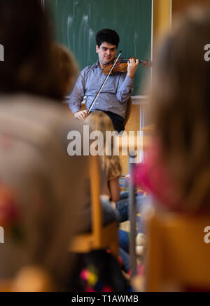 Dresden, Deutschland. 25 Mär, 2019. Geiger Michael Barenboim spielt auf seinem Instrument bei seinem Besuch in der Grundschule "Am Jägerpark". Die Begegnung wurde von der allgemein Musik Bildung Projekt "Rhapsody in School", die bringt Schülern aller Altersgruppen organisiert, ob musikalisch erlebt oder nicht, in Kontakt mit dem live erleben - und natürlich mit den Musikern. Credit: Robert Michael/dpa-Zentralbild/dpa/Alamy leben Nachrichten Stockfoto