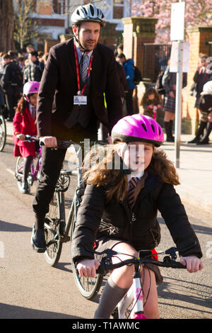 Twickenham, London, Großbritannien. März 2019. Kinder des Saint Richard Reynolds Catholic College (High School und Primary School) bei der nationalen Einführung Der Big Pedal Cycling Challenge durch Sustrans, um Kinder zum Fahrradfahren, Schrecken oder gehen zur Schule zu bewegen, anstatt das Auto zu benutzen. Die Veranstaltung wurde von ITN, der BBC und lokalen Medien abgedeckt. Big Pedal ist die größte Herausforderung für das Fahrradfahren, gehen und Schrecken in den Schulen in Großbritannien. Stockfoto