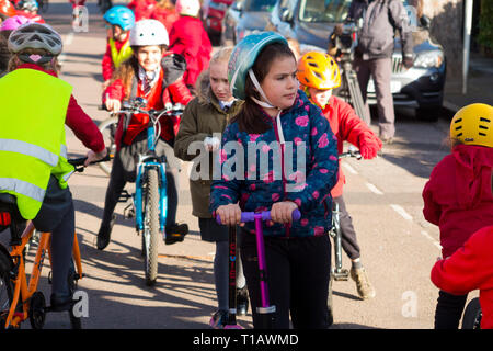 Twickenham, London, Großbritannien. März 2019. Kinder des Saint Richard Reynolds Catholic College (High School und Primary School) bei der nationalen Einführung Der Big Pedal Cycling Challenge durch Sustrans, um Kinder zum Fahrradfahren, Schrecken oder gehen zur Schule zu bewegen, anstatt das Auto zu benutzen. Die Veranstaltung wurde von ITN, der BBC und lokalen Medien abgedeckt. Big Pedal ist die größte Herausforderung für das Fahrradfahren, gehen und Schrecken in den Schulen in Großbritannien. Stockfoto