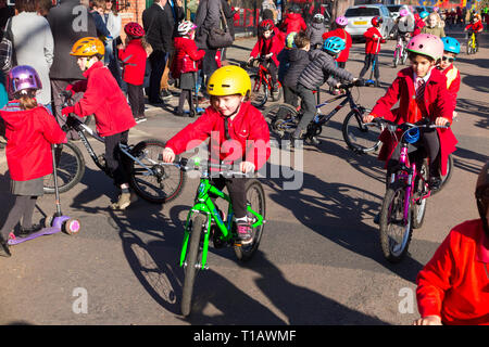 Twickenham, London, Großbritannien. März 2019. Kinder des Saint Richard Reynolds Catholic College (High School und Primary School) bei der nationalen Einführung Der Big Pedal Cycling Challenge durch Sustrans, um Kinder zum Fahrradfahren, Schrecken oder gehen zur Schule zu bewegen, anstatt das Auto zu benutzen. Die Veranstaltung wurde von ITN, der BBC und lokalen Medien abgedeckt. Big Pedal ist die größte Herausforderung für das Fahrradfahren, gehen und Schrecken in den Schulen in Großbritannien. Stockfoto