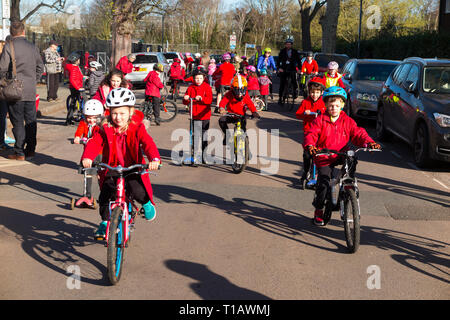 Twickenham, London, Großbritannien. März 2019. Kinder des Saint Richard Reynolds Catholic College (High School und Primary School) bei der nationalen Einführung Der Big Pedal Cycling Challenge durch Sustrans, um Kinder zum Fahrradfahren, Schrecken oder gehen zur Schule zu bewegen, anstatt das Auto zu benutzen. Die Veranstaltung wurde von ITN, der BBC und lokalen Medien abgedeckt. Big Pedal ist die größte Herausforderung für das Fahrradfahren, gehen und Schrecken in den Schulen in Großbritannien. Stockfoto