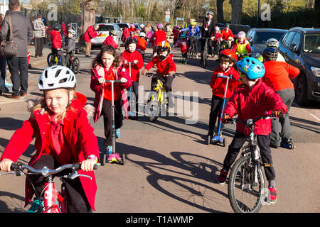 Twickenham, London, Großbritannien. März 2019. Kinder des Saint Richard Reynolds Catholic College (High School und Primary School) bei der nationalen Einführung Der Big Pedal Cycling Challenge durch Sustrans, um Kinder zum Fahrradfahren, Schrecken oder gehen zur Schule zu bewegen, anstatt das Auto zu benutzen. Die Veranstaltung wurde von ITN, der BBC und lokalen Medien abgedeckt. Big Pedal ist die größte Herausforderung für das Fahrradfahren, gehen und Schrecken in den Schulen in Großbritannien. Stockfoto