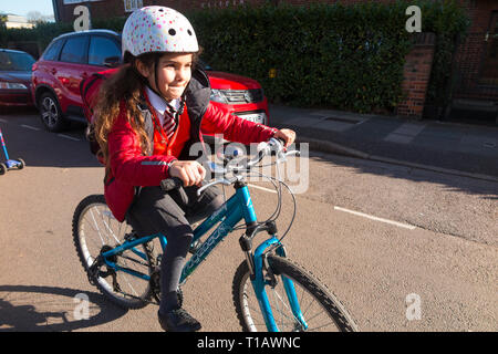 Twickenham, London, Großbritannien. März 2019. Kinder des Saint Richard Reynolds Catholic College (High School und Primary School) bei der nationalen Einführung Der Big Pedal Cycling Challenge durch Sustrans, um Kinder zum Fahrradfahren, Schrecken oder gehen zur Schule zu bewegen, anstatt das Auto zu benutzen. Die Veranstaltung wurde von ITN, der BBC und lokalen Medien abgedeckt. Big Pedal ist die größte Herausforderung für das Fahrradfahren, gehen und Schrecken in den Schulen in Großbritannien. Stockfoto