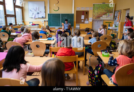 Dresden, Deutschland. 25 Mär, 2019. Geiger Michael Barenboim spricht mit Schülern bei seinem Besuch in der Grundschule "Am Jägerpark". Die Begegnung wurde von der allgemein Musik Bildung Projekt "Rhapsody in School", die bringt Schülern aller Altersgruppen organisiert, ob musikalisch erlebt oder nicht, in engen Kontakt mit der live erleben - und natürlich mit den Musikern. Credit: Robert Michael/dpa-Zentralbild/dpa/Alamy leben Nachrichten Stockfoto