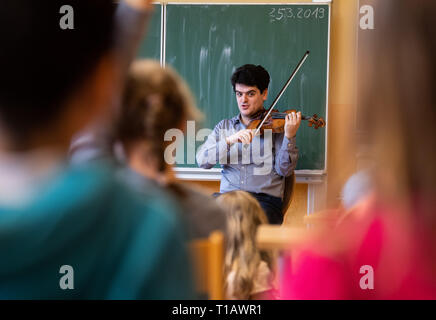 Dresden, Deutschland. 25 Mär, 2019. Geiger Michael Barenboim spielt auf seinem Instrument bei seinem Besuch in der Grundschule "Am Jägerpark". Die Begegnung wurde von der allgemein Musik Bildung Projekt "Rhapsody in School", die bringt Schülern aller Altersgruppen organisiert, ob musikalisch erlebt oder nicht, in Kontakt mit dem live erleben - und natürlich mit den Musikern. Credit: Robert Michael/dpa-Zentralbild/dpa/Alamy leben Nachrichten Stockfoto