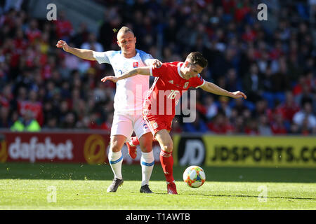 Cardiff, Großbritannien. 24 Mär, 2019. Harry Wilson von Wales ist von Stanislav Lobotka der Slowakei in Angriff genommen. UEFA Euro 2020 Qualifier match, Gruppe E, Wales v Slowakei in Cardiff City Stadium in Cardiff, South Wales am Sonntag, den 24. März 2019. pic von Andrew Obstgarten/Andrew Orchard sport Fotografie/Alamy live Nachrichten Leitartikel nur mit der Credit: Andrew Orchard sport Fotografie/Alamy leben Nachrichten Stockfoto