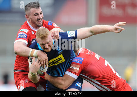 Salford, UK. ,. 24. März 2019. AJ Bell Stadium, Salford, England; Rugby League Betfred Super League, Salford Rote Teufel vs Wigan Warriors; Wigan Warriors Joe Bullock erhält Aufmerksamkeit von Adam Walker und George Griffin von Salford der Roten Teufel. Credit: Dean Williams/Alamy leben Nachrichten Stockfoto