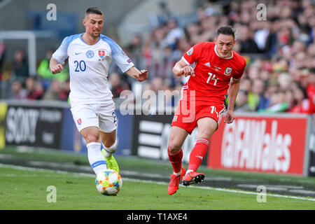 Cardiff, Großbritannien. 24 Mär, 2019. Connor Roberts von Wales wird mit dem Ball vor Róbert Mak in der Slowakei während der UEFA EURO 2020 Qualifikation Gruppe E Match zwischen Wales und der Slowakei an der Cardiff City Stadium, Cardiff, Wales am 24. März 2019. Foto von Ken Funken. Nur die redaktionelle Nutzung, eine Lizenz für die gewerbliche Nutzung erforderlich. Keine Verwendung in Wetten, Spiele oder einer einzelnen Verein/Liga/player Publikationen. Credit: UK Sport Pics Ltd/Alamy leben Nachrichten Stockfoto