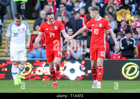 Cardiff, Großbritannien. 24 Mär, 2019. Connor Roberts von Wales und David Brooks von Wales während der UEFA EURO 2020 Qualifikation Gruppe E Match zwischen Wales und der Slowakei an der Cardiff City Stadium, Cardiff, Wales am 24. März 2019. Foto von Ken Funken. Nur die redaktionelle Nutzung, eine Lizenz für die gewerbliche Nutzung erforderlich. Keine Verwendung in Wetten, Spiele oder einer einzelnen Verein/Liga/player Publikationen. Credit: UK Sport Pics Ltd/Alamy leben Nachrichten Stockfoto