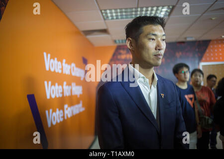 Zukunft Parteichef Thanathorn Juangroongruangkit spricht während einer Pressekonferenz über das Ergebnis des Thailändischen allgemeine Wahl und eine Möglichkeit der Bildung einer Koalitionsregierung mit Pheu Thai Partei. Stockfoto