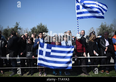 Thessaloniki, Griechenland. 25 Mär, 2019. Menschen protestieren, da sie eine Parade beobachten. Die nationalen Feiertag von 25. März markiert den Beginn der griechischen Revolution zurück in 1821, die für die Unabhängigkeit gegen die 400-jährige Osmanische Herrschaft geführt. Während der Parade Hunderte von Menschen protestierten gegen Prespa Vereinbarung riefen Slogans wie ''Mazedonien ist nur einer, und es ist die Griechische''. Prespa Vereinbarung ist eine Vereinbarung am 12. Juni 2018 zwischen Griechenland und Mazedonien, unter Schirmherrschaft der Vereinten Nationen, bei der Lösung eines langjährigen Streits über den Namen des Letzteren erreicht. (Bild: © giannis Papanikos/ZUMA Stockfoto