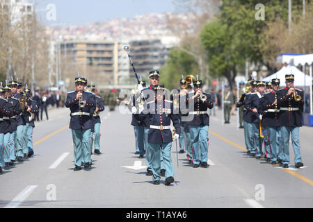 Thessaloniki, Griechenland. 25 Mär, 2019. Eine Militärkapelle nimmt teil an einer Parade. Die nationalen Feiertag von 25. März markiert den Beginn der griechischen Revolution zurück in 1821, die für die Unabhängigkeit gegen die 400-jährige Osmanische Herrschaft geführt. Während der Parade Hunderte von Menschen protestierten gegen Prespa Vereinbarung riefen Slogans wie ''Mazedonien ist nur einer, und es ist die Griechische''. Prespa Vereinbarung ist eine Vereinbarung am 12. Juni 2018 zwischen Griechenland und Mazedonien, unter Schirmherrschaft der Vereinten Nationen, bei der Lösung eines langjährigen Streits über den Namen des Letzteren erreicht. (Bild: © giannis Papanikos/ZUMA Stockfoto