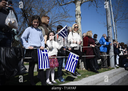 Thessaloniki, Griechenland. 25 Mär, 2019. Die nationalen Feiertag von 25. März markiert den Beginn der griechischen Revolution zurück in 1821, die für die Unabhängigkeit gegen die 400-jährige Osmanische Herrschaft geführt. Während der Parade Hunderte von Menschen protestierten gegen Prespa Vereinbarung riefen Slogans wie ''Mazedonien ist nur einer, und es ist die Griechische''. Prespa Vereinbarung ist eine Vereinbarung am 12. Juni 2018 zwischen Griechenland und Mazedonien, unter Schirmherrschaft der Vereinten Nationen, bei der Lösung eines langjährigen Streits über den Namen des Letzteren erreicht. Credit: Giannis Papanikos/ZUMA Draht/Alamy leben Nachrichten Stockfoto