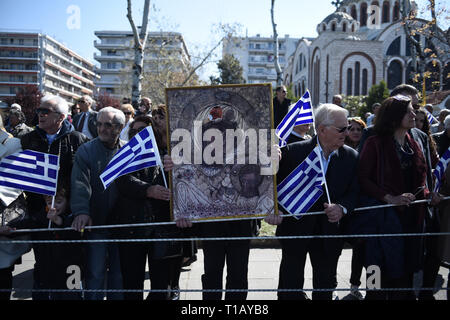 Thessaloniki, Griechenland. 25 Mär, 2019. Protest gegen Prespa Abkommen, da sie eine Parade beobachten. Die nationalen Feiertag von 25. März markiert den Beginn der griechischen Revolution zurück in 1821, die für die Unabhängigkeit gegen die 400-jährige Osmanische Herrschaft geführt. Während der Parade Hunderte von Menschen protestierten gegen Prespa Vereinbarung riefen Slogans wie ''Mazedonien ist nur einer, und es ist die Griechische''. Prespa Vereinbarung ist eine Vereinbarung am 12. Juni 2018 zwischen Griechenland und Mazedonien, unter Schirmherrschaft der Vereinten Nationen, bei der Lösung eines langjährigen Streits über den Namen des Letzteren erreicht. (Bild: Stockfoto