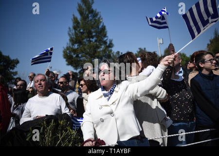 Thessaloniki, Griechenland. 25 Mär, 2019. Protest gegen Prespa Abkommen, da sie eine Parade beobachten. Die nationalen Feiertag von 25. März markiert den Beginn der griechischen Revolution zurück in 1821, die für die Unabhängigkeit gegen die 400-jährige Osmanische Herrschaft geführt. Während der Parade Hunderte von Menschen protestierten gegen Prespa Vereinbarung riefen Slogans wie ''Mazedonien ist nur einer, und es ist die Griechische''. Prespa Vereinbarung ist eine Vereinbarung am 12. Juni 2018 zwischen Griechenland und Mazedonien, unter Schirmherrschaft der Vereinten Nationen, bei der Lösung eines langjährigen Streits über den Namen des Letzteren erreicht. (Bild: Stockfoto