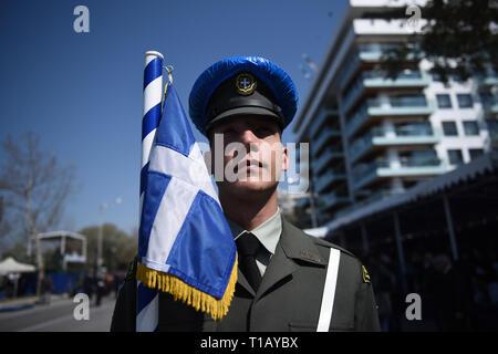 Thessaloniki, Griechenland. 25 Mär, 2019. Ein griechischer Offizier steht die Aufmerksamkeit während einer Parade. Die nationalen Feiertag von 25. März markiert den Beginn der griechischen Revolution zurück in 1821, die für die Unabhängigkeit gegen die 400-jährige Osmanische Herrschaft geführt. Während der Parade Hunderte von Menschen protestierten gegen Prespa Vereinbarung riefen Slogans wie ''Mazedonien ist nur einer, und es ist die Griechische''. Prespa Vereinbarung ist eine Vereinbarung am 12. Juni 2018 zwischen Griechenland und Mazedonien, unter Schirmherrschaft der Vereinten Nationen, bei der Lösung eines langjährigen Streits über den Namen des Letzteren erreicht. (Bild: © Gian Stockfoto