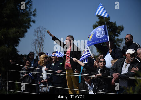 Thessaloniki, Griechenland. 25 Mär, 2019. Protest gegen Prespa Abkommen, da sie eine Parade beobachten. Die nationalen Feiertag von 25. März markiert den Beginn der griechischen Revolution zurück in 1821, die für die Unabhängigkeit gegen die 400-jährige Osmanische Herrschaft geführt. Während der Parade Hunderte von Menschen protestierten gegen Prespa Vereinbarung riefen Slogans wie ''Mazedonien ist nur einer, und es ist die Griechische''. Prespa Vereinbarung ist eine Vereinbarung am 12. Juni 2018 zwischen Griechenland und Mazedonien, unter Schirmherrschaft der Vereinten Nationen, bei der Lösung eines langjährigen Streits über den Namen des Letzteren erreicht. (Bild: Stockfoto