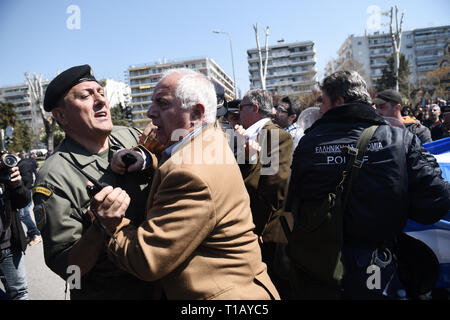 Thessaloniki, Griechenland. 25 Mär, 2019. Menschen Handgemenge mit Bereitschaftspolizei Offiziere wie sie protestieren gegen Prespa Vertrag nach dem Ende der Parade. Die nationalen Feiertag von 25. März markiert den Beginn der griechischen Revolution zurück in 1821, die für die Unabhängigkeit gegen die 400-jährige Osmanische Herrschaft geführt. Während der Parade Hunderte von Menschen protestierten gegen Prespa Vereinbarung riefen Slogans wie ''Mazedonien ist nur einer, und es ist die Griechische''. Prespa Vereinbarung ist eine Vereinbarung erreicht Am 12. Juni 2018 zwischen Griechenland und Mazedonien, unter Schirmherrschaft der Vereinten Nationen, bei der Lösung eines langjährigen di Stockfoto