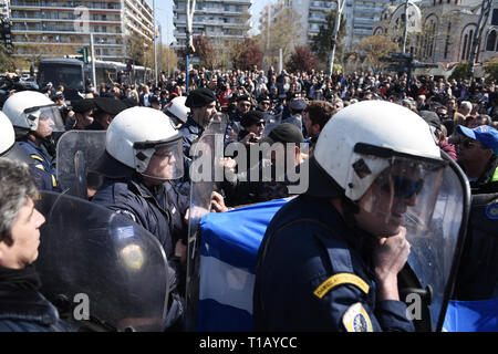 Thessaloniki, Griechenland. 25 Mär, 2019. Menschen Handgemenge mit Bereitschaftspolizei Offiziere wie sie protestieren gegen Prespa Vertrag nach dem Ende der Parade. Die nationalen Feiertag von 25. März markiert den Beginn der griechischen Revolution zurück in 1821, die für die Unabhängigkeit gegen die 400-jährige Osmanische Herrschaft geführt. Während der Parade Hunderte von Menschen protestierten gegen Prespa Vereinbarung riefen Slogans wie ''Mazedonien ist nur einer, und es ist die Griechische''. Prespa Vereinbarung ist eine Vereinbarung erreicht Am 12. Juni 2018 zwischen Griechenland und Mazedonien, unter Schirmherrschaft der Vereinten Nationen, bei der Lösung eines langjährigen di Stockfoto