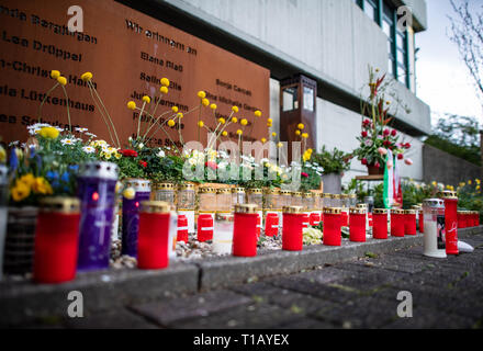 Haltern am See, Deutschland. 25 Mär, 2019. Frische Blumen und weißen Kerzen stehen in der Gedenkstätte an der Gedenkfeier zum 4. Jahrestag der Germanwings Crash in den Französischen Alpen auf dem Schulhof der Joseph König Gymnasium. Nach Angaben der Ermittlungsbehörden, die co-pilot absichtlich zum Absturz des Airbus A320 von Barcelona nach Düsseldorf im Süden von Frankreich am 24. März 2015. Alle 150 Menschen an Bord ums Leben gekommen. Unter ihnen waren 16 Schüler und 2 Lehrer aus Haltern am See. Alle Schüler und Lehrer sowie dem Bürgermeister und den Vertretern der Kirche nehmen par Quelle: dpa p Stockfoto