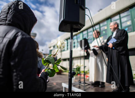 Haltern am See, Deutschland. 25 Mär, 2019. Anlässlich der 4. Jahrestag der Germanwings Crash in den Französischen Alpen, ein Schüler sitzt eine weiße Rose in der Hand auf dem Schulhof der Joseph König Gymnasium. Nach Angaben der Ermittlungsbehörden, die co-pilot absichtlich zum Absturz des Airbus A320 von Barcelona nach Düsseldorf im Süden von Frankreich am 24. März 2015. Alle 150 Menschen an Bord ums Leben gekommen. Unter ihnen waren 16 Schüler und 2 Lehrer aus Haltern am See. Alle Schüler und Lehrer sowie dem Bürgermeister und den Vertretern der Kirche nehmen Teil an der Gedenkfeier in der sc Quelle: dpa p Stockfoto