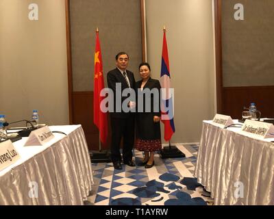 Vientiane, Laos. 24 Mär, 2019. Besuch der Chinesischen stellvertretenden Außenminister Kong Xuanyou (L) und Lao Stellvertretender Außenminister Khampao Ernthavanh halten diplomatische Konsultationen und einen Meinungsaustausch über die bilateralen Beziehungen sowie regionale und internationale Fragen von gemeinsamem Interesse in Luang Prabang, Laos, 24. März 2019. Quelle: Chinesische Botschaft in Laos/Xinhua/Alamy leben Nachrichten Stockfoto