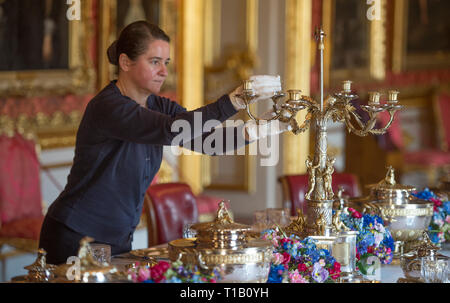 Apsley House, London, Großbritannien. 25. März, 2019. "Junge Wellington in Indien' Ausstellung erforscht die frühen Jahre und geben Ihnen Einblicke in die Menschen weltweit bekannt als der erste Herzog von Wellington, der später besiegte Napoleon bei Waterloo im Jahre 1815. Die Ausstellung läuft vom 30. März bis 3. November 2019. Bild: Die deccan Abendessen festgelegt, die für die Anzeige auf einem Bankett Tisch in der beeindruckenden Waterloo Galerie. Credit: Malcolm Park/Alamy Leben Nachrichten. Stockfoto