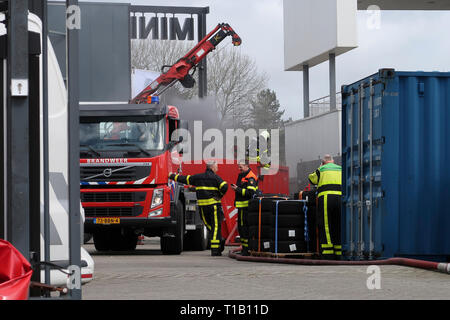 , Nederland, 25-03-2019, Nieuws Binnenland, Breda, einem elektrischen BMW i8 Brand am Montag in einem Showroom im Huifakkerstraat in Breda gefangen. Da das Auto Electric ist, könnte es nicht in der normalen Art und Weise gelöscht werden. Das Auto hatte daher in einem großen Behälter mit Wasser eingetaucht zu sein. Das Auto wird in den Wassertank für die nächsten 24 Stunden bleiben. Stockfoto