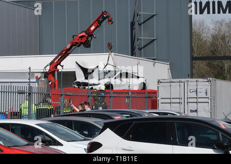 , Nederland, 25-03-2019, Nieuws Binnenland, Breda, einem elektrischen BMW i8 Brand am Montag in einem Showroom im Huifakkerstraat in Breda gefangen. Da das Auto Electric ist, könnte es nicht in der normalen Art und Weise gelöscht werden. Das Auto hatte daher in einem großen Behälter mit Wasser eingetaucht zu sein. Das Auto wird in den Wassertank für die nächsten 24 Stunden bleiben. Stockfoto