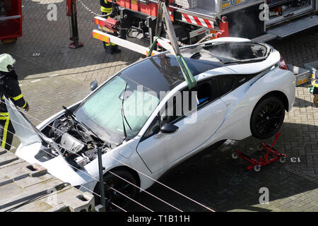 , Nederland, 25-03-2019, Nieuws Binnenland, Breda, einem elektrischen BMW i8 Brand am Montag in einem Showroom im Huifakkerstraat in Breda gefangen. Da das Auto Electric ist, könnte es nicht in der normalen Art und Weise gelöscht werden. Das Auto hatte daher in einem großen Behälter mit Wasser eingetaucht zu sein. Das Auto wird in den Wassertank für die nächsten 24 Stunden bleiben. Stockfoto